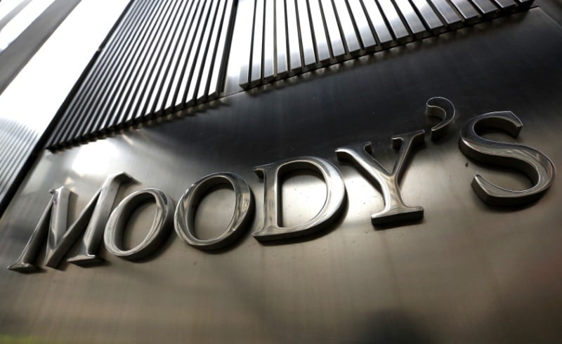 Moody's est donc la seule trois des grandes agences de notation à maintenir sa note la plus élevée sur la dette souveraine américaine. Fitch est en effet passé de triple A à AA+ en août dernier, rejoignant S&P, qui est à AA+ depuis 2011.