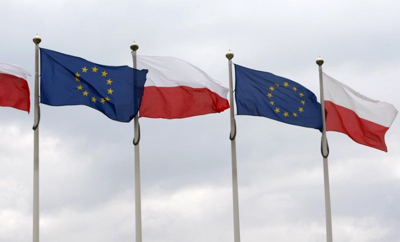 La commission europeenne accentue la pression sur la pologne