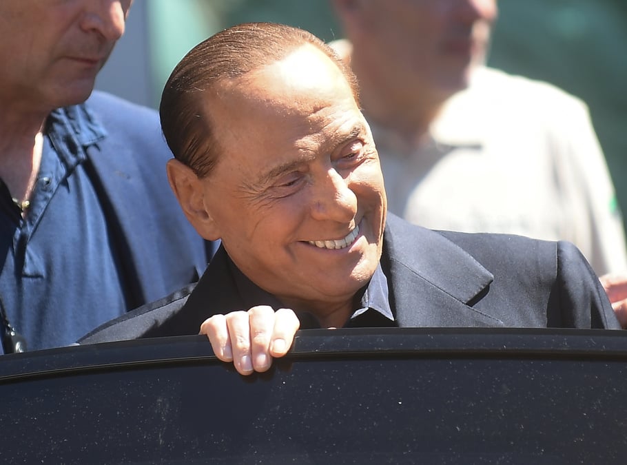 Berlusconi quitte l'hopital apres une "belle frayeur"