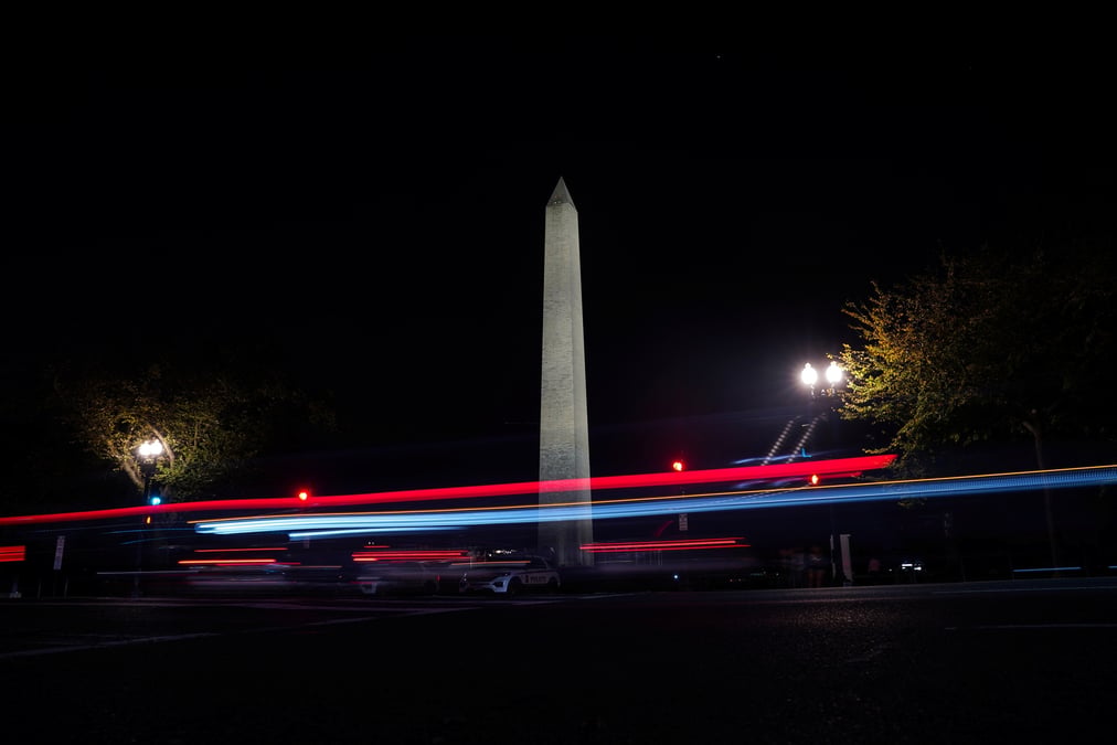 Photo d'archives des voitures passant devant le washington monument a washington