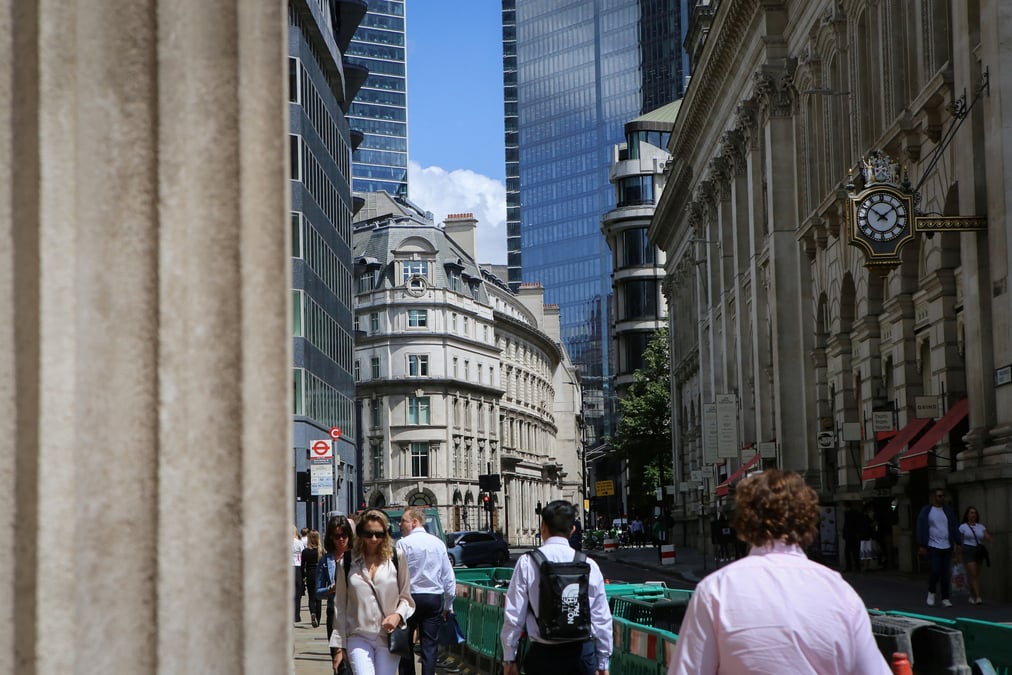 Des passants dans le quartier financier de londres