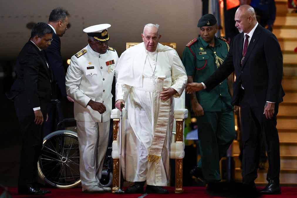 Le pape francois arrive en papouasie-nouvelle-guinee