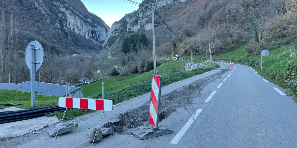 La route nationale 134 menant vers l'Espagne est coupée depuis début septembre mais devrait être à nouveau opérationnelle fin décembre.