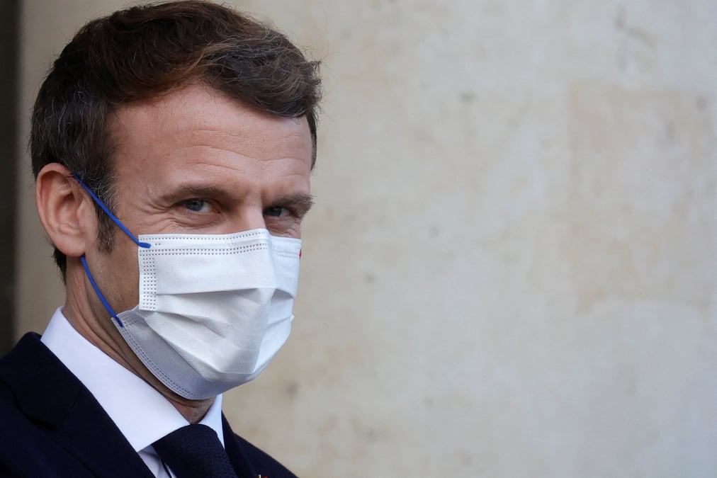 Macron dit assumer totalement ses propos sur les non-vaccines