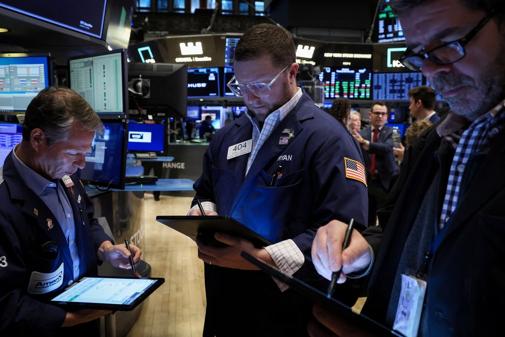 Photo des traders qui travaillent sur le parquet de la bourse de new york (nyse)