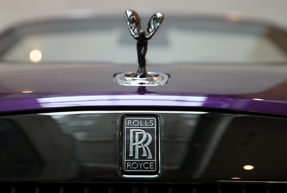 L'insigne d'une voiture rolls-royce