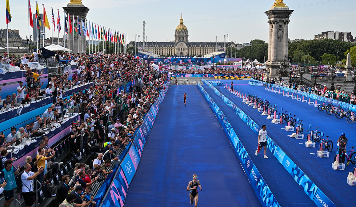 Cassandre Beaugrand sur le point de franchir victorieusement la ligne d’arrivée de la course féminine de triathlon, le 31 juillet.
