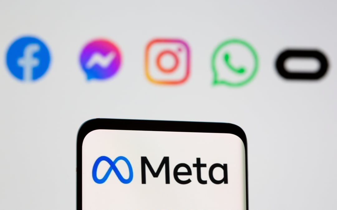 Illustration du logo de meta sur un smartphone devant les logos de facebook, messenger, instagram, whatsapp et oculus