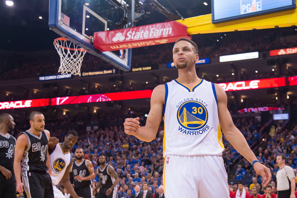 Les golden state warriors remportent le choc des titans face aux san antonio spurs