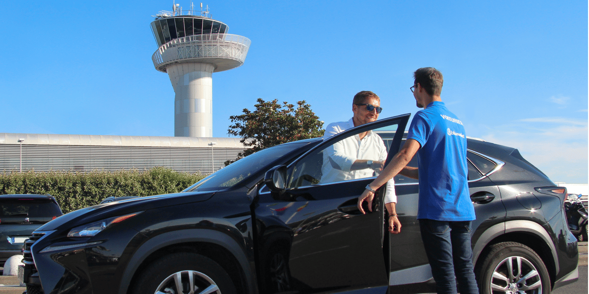 Blue Valet permet de s'exonérer du stress pour les voyageurs en confiant sa voiture en arrivant devant le terminal ou la gare, et de la récupérer à son retour sans attente.