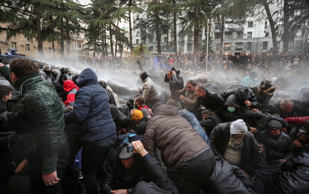 Des manifestants reclamant des elections anticipees arretes en georgie