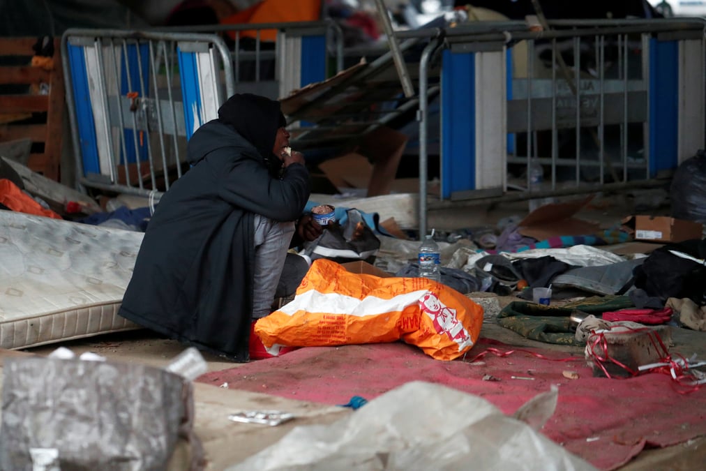 "mise a l'abri" de migrants porte d'aubervilliers a paris