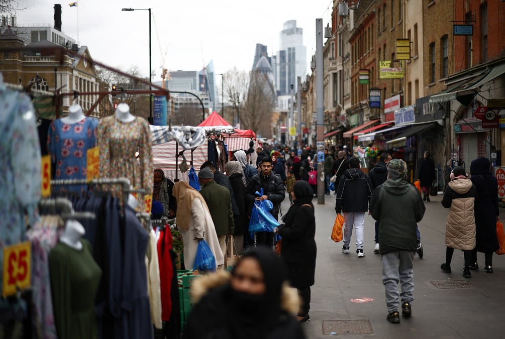 Les gens font leurs courses dans un marche de rue a londres, en grande-bretagne