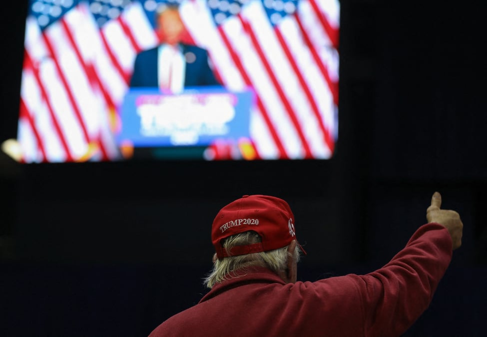 Un partisan regarde le meeting de campagne de donald trump dans l'etat de georgie