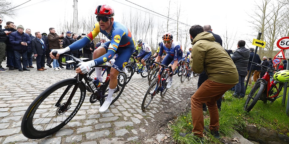 Mads Pedersen sur les pavés de la classique À Travers la Flandre, le 27 mars.