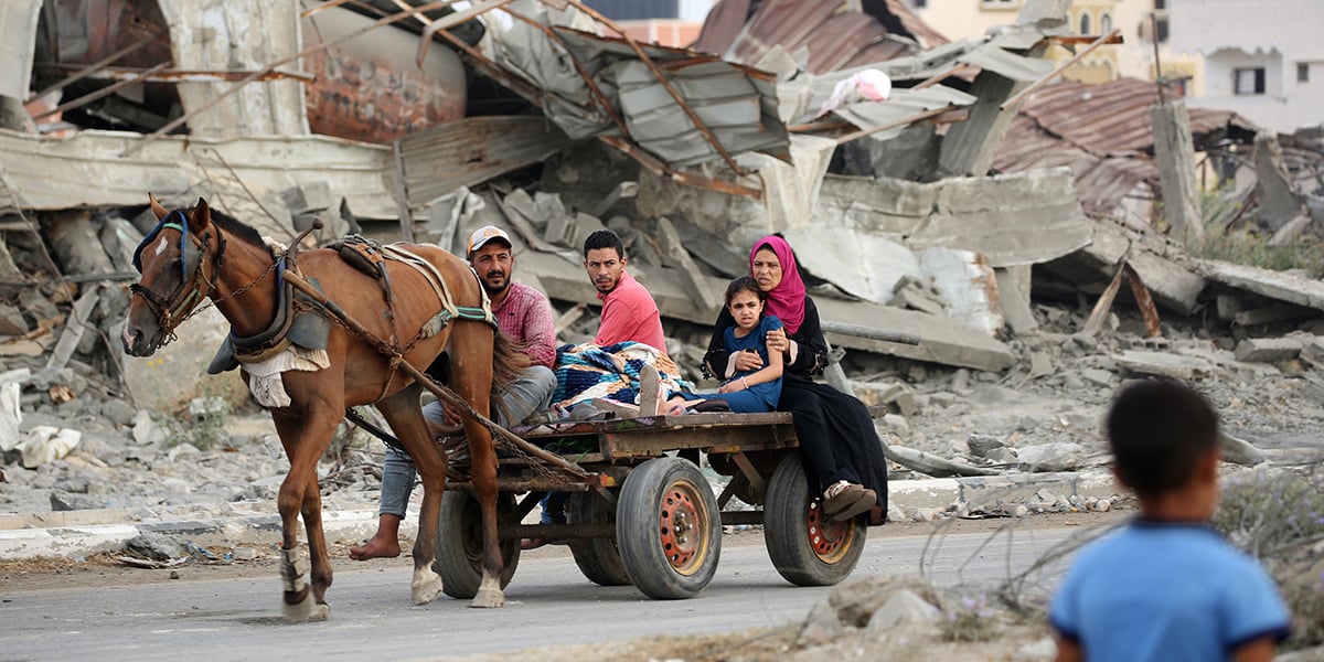 Une famille palestinienne fuit sa maison du camp de réfugiés d’Al-Maghazi, à Gaza, le 17 août.