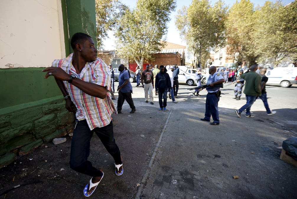 Tensions a johannesburg entre police et manifestants immigres