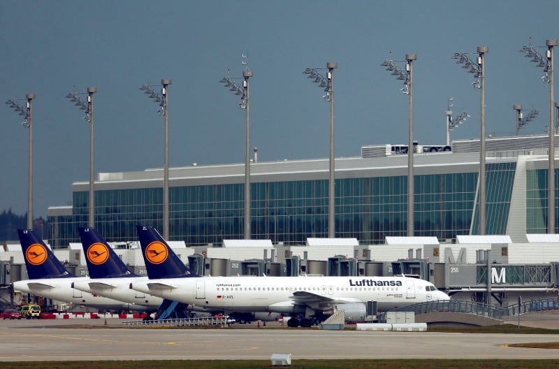 Le personnel naviguant de lufthansa appele a poursuivre la greve mardi