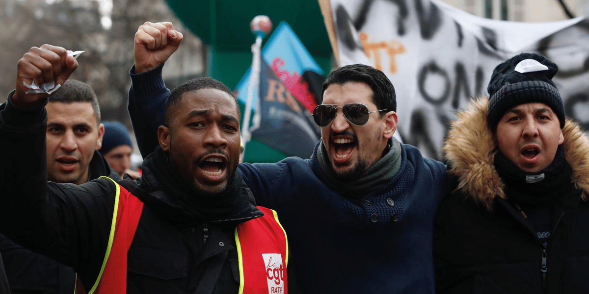 Des syndicalistes et travailleurs en grève assistent à une manifestation contre le projet de réforme des retraites, le 26 décembre 2019 à Paris.