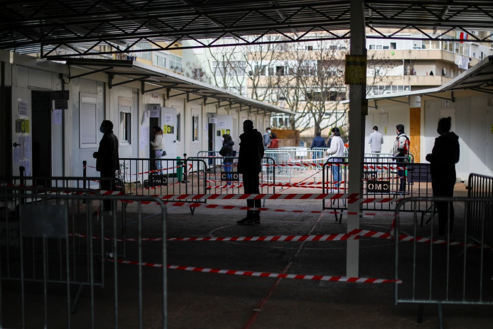 Les portugais se rendent aux urnes en pleine flambee epidemique
