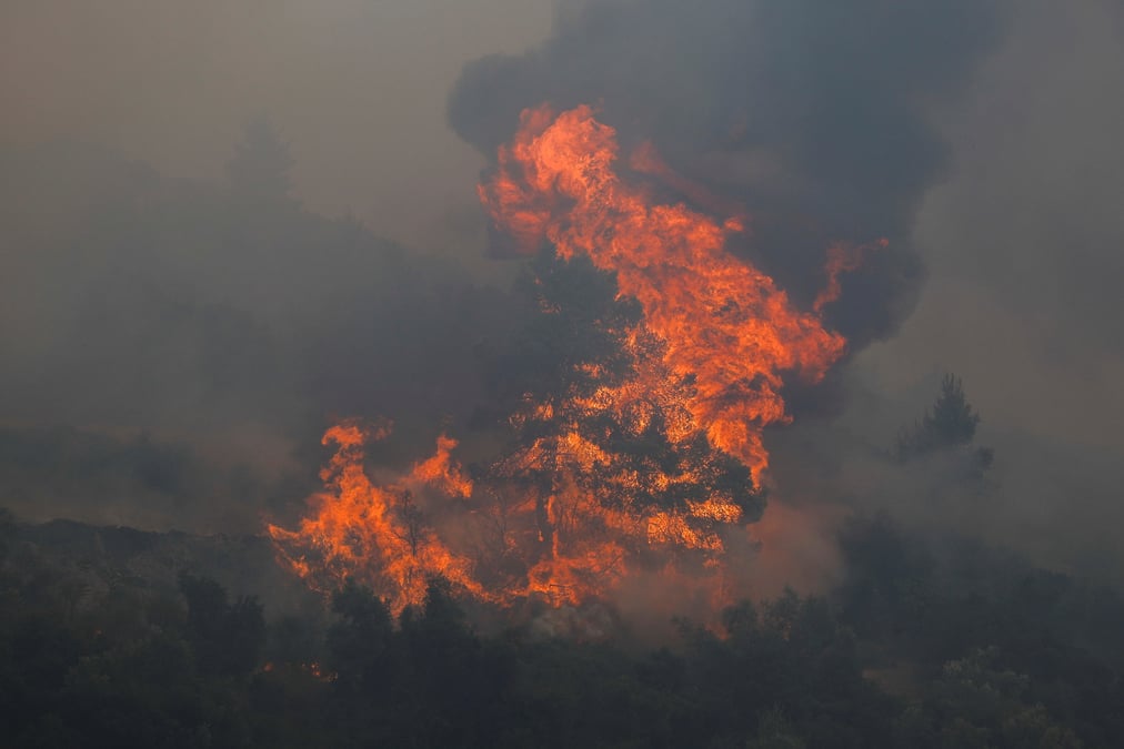 Grece: des milliers de personnes fuient les incendies, la canicule perdure