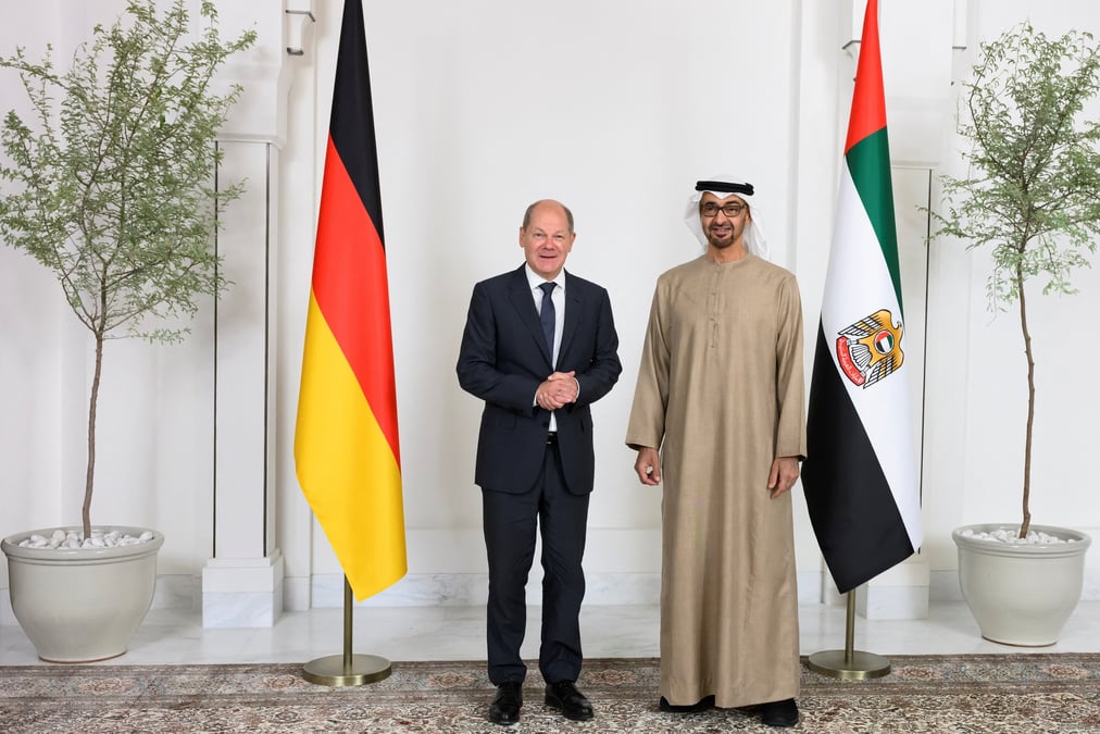 Photo du president des emirats arabes unis, le cheikh mohamed ben zayed al nahyane, avec le chancelier allemand olaf scholz