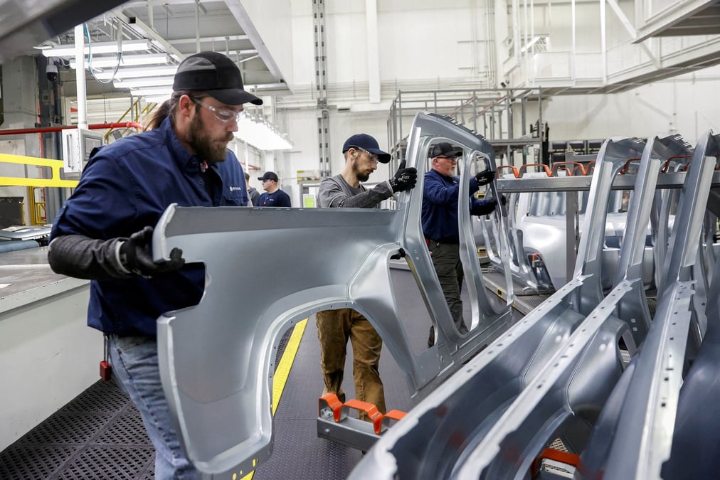 Photo d'archives des employes qui travaillent a l'usine de vehicules electriques de la startup rivian automotive