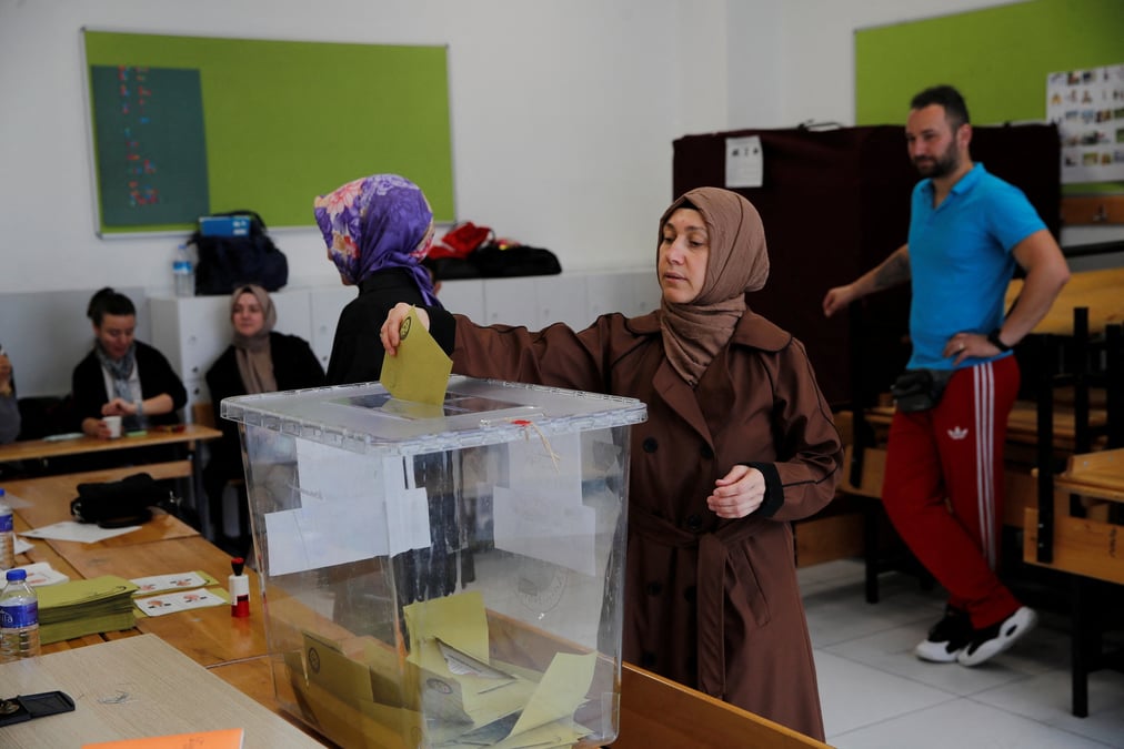 Photo d'une personne votant lors du second tour de l'election presidentielle en turquie
