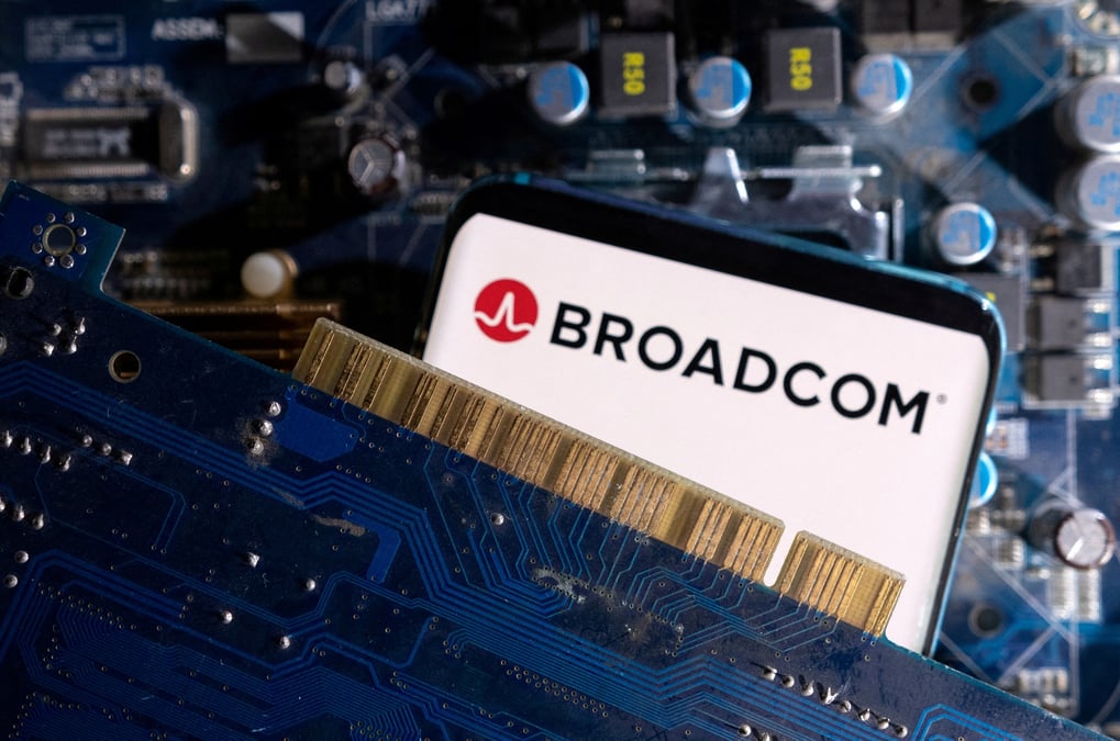 L'illustration montre le logo de broadcom