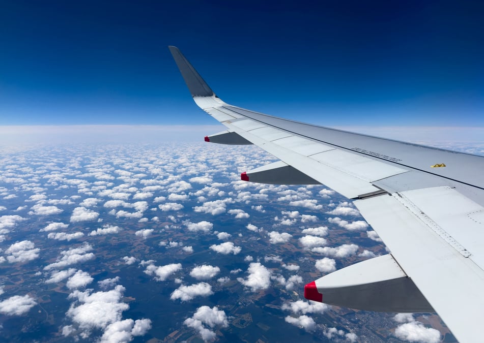 Une aile d'un airbus a-320 de british airways lors d'un vol entre geneve et londres heathrow
