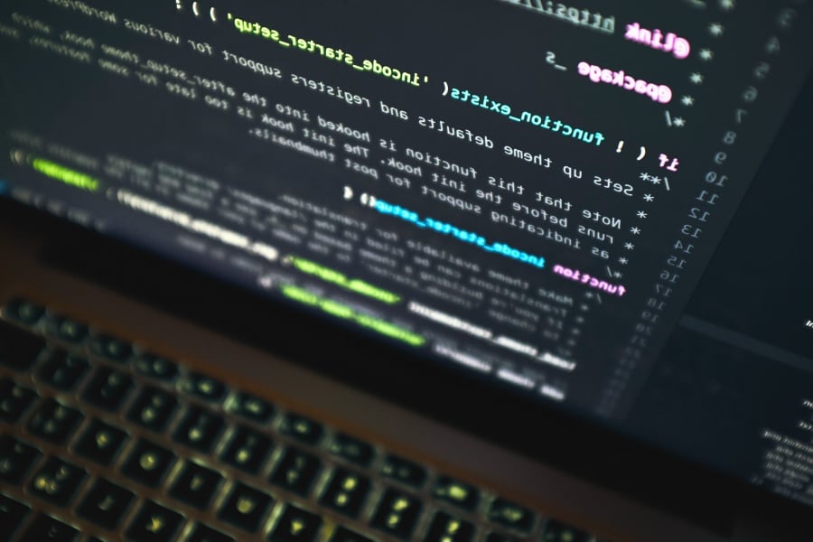 Poolside construit une IA capable de générer et de corriger du code informatique.