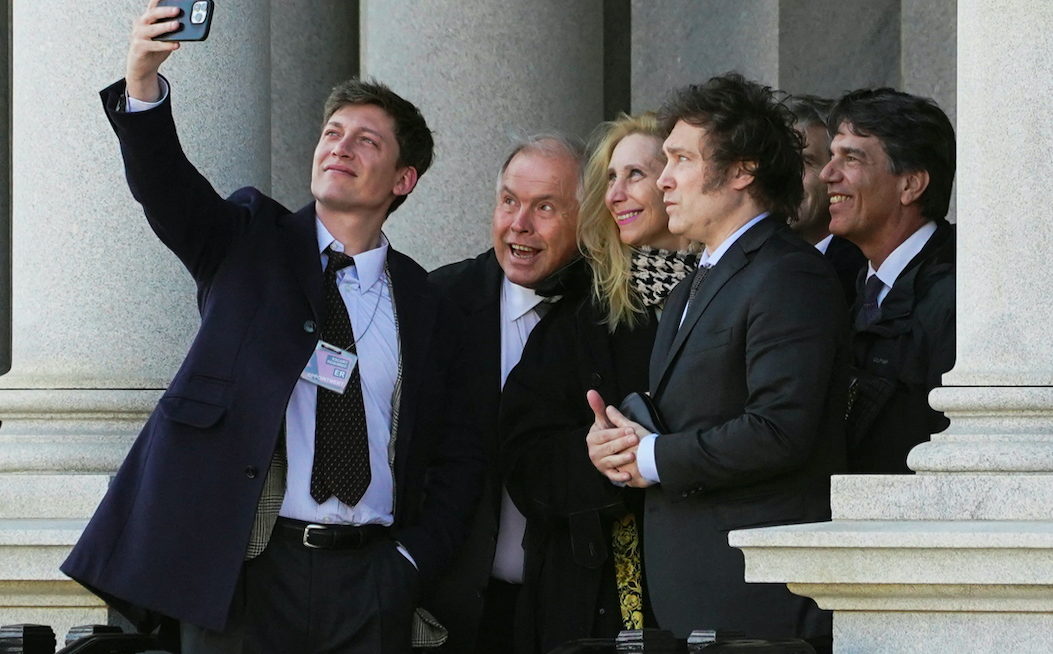 Le président élu argentin Javier Milei, sa sœur Karina Milei et les membres de sa délégation, dont Santiago Caputo, Gerardo Werthein, Luis Caputo et Nicolas Posse, font une pause pour une photo alors qu'ils quittent l'Eisenhower Executive Office Building du complexe de la Maison-Blanche après avoir rencontré des représentants de l'administration Biden à Washington.