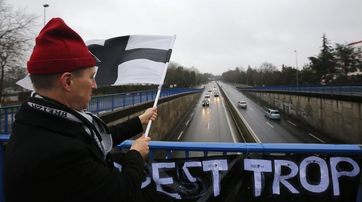 Un manifestant faisant partie du mouvement des « Bonnets rouges », contre l’écotaxe en 2014