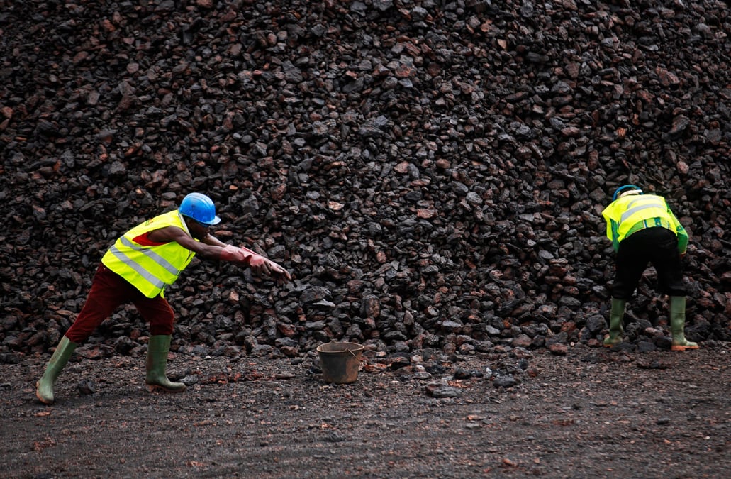 Des ouvriers travaillent dans une mine de manganese