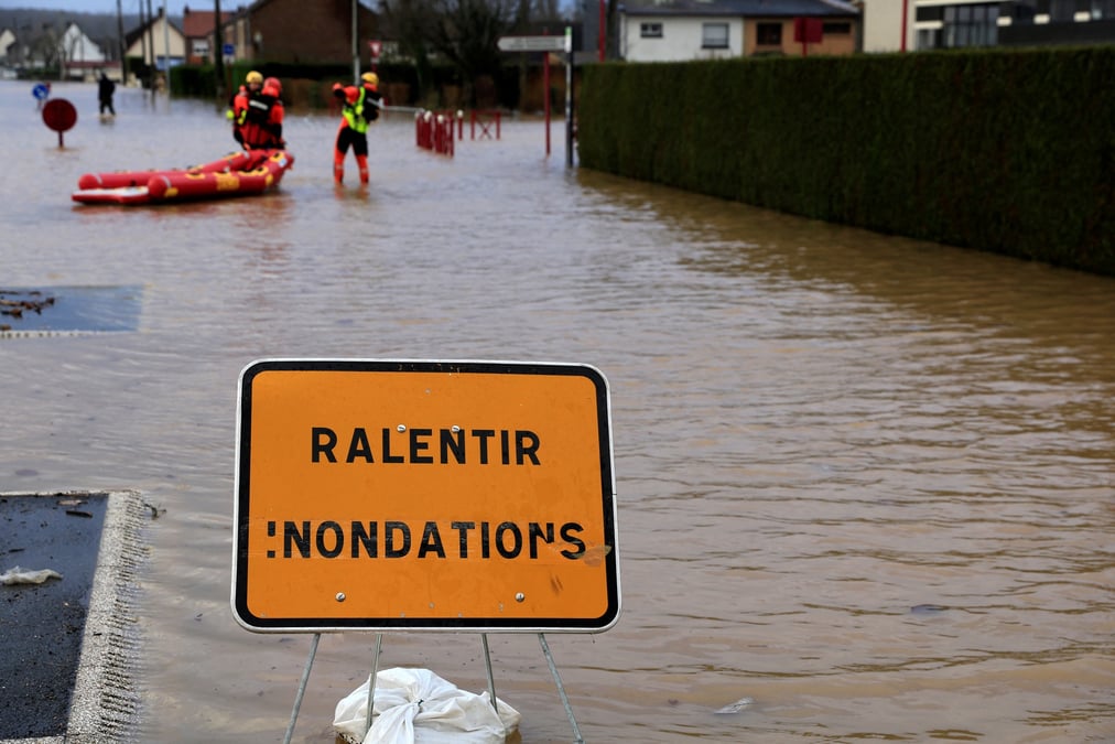 Un panneau signalant une zone inondee