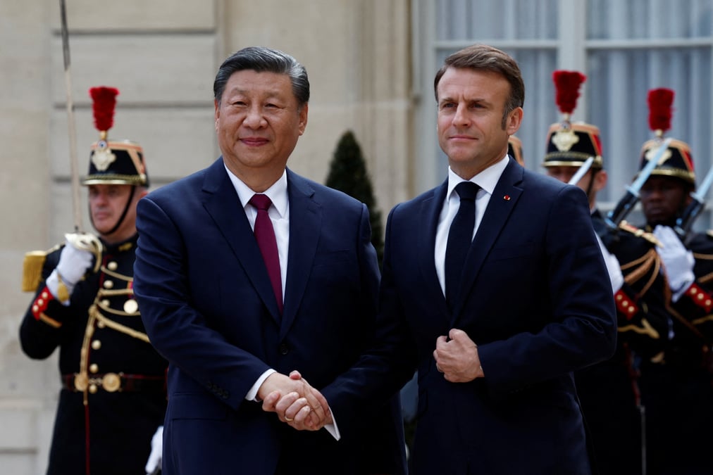 Emmanuel macron a accueilli lundi a l'elysee le president chinois xi jinping, en visite d'etat en france