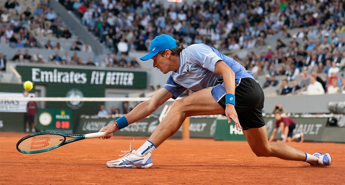 Alex De Minaur retourne un tir lors de son match contre Alexander Zverev à la 11e journée de Roland Garros, le 5 juin 2024 à Paris.