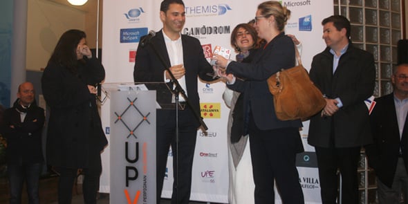 Fabrice Lorente (UPVD) remet le premier prix du concours Miro In cube à Marie Rajkowski, de la start-up Wine Scape