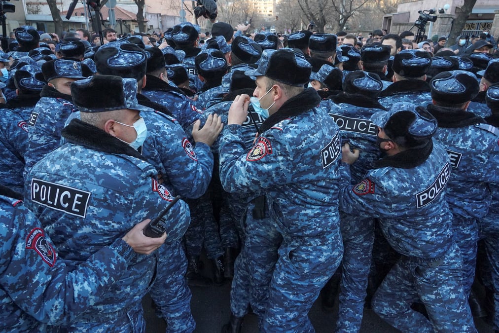 Armenie: le premier ministre poursuit son bras de fer avec l'armee