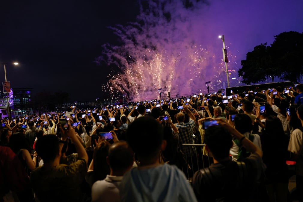 Photo des feux d'artifice au-dessus du port de victoria pour la "semaine d'or" de la fete du travail en chine
