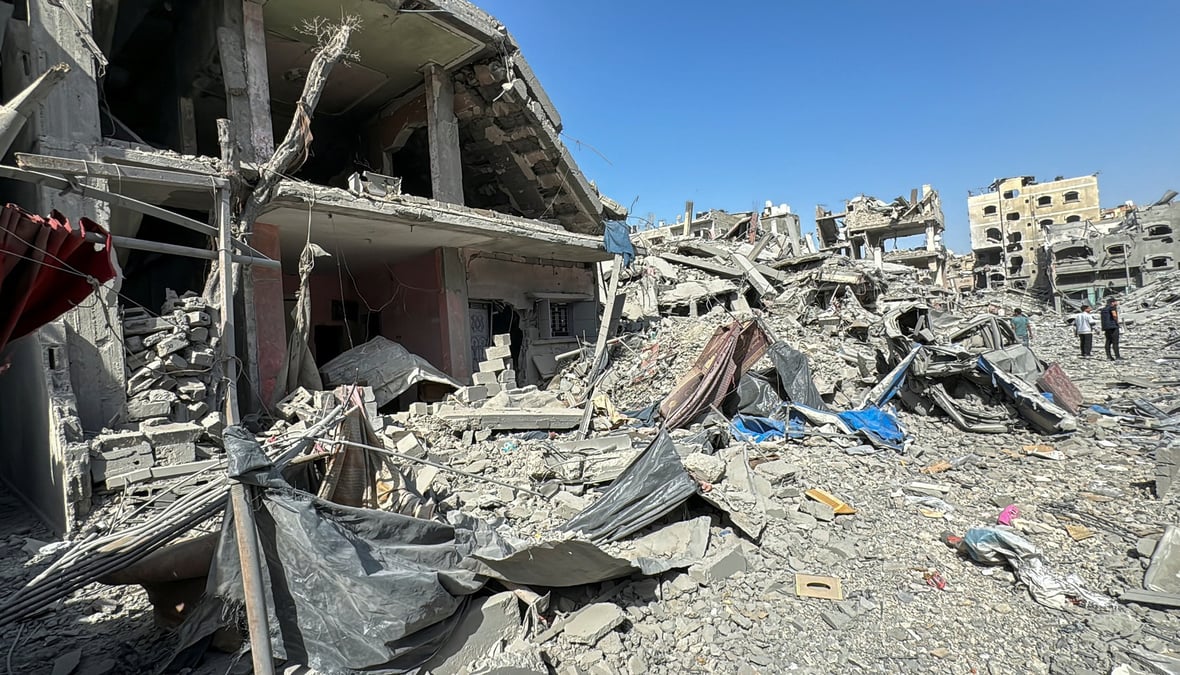 Les palestiniens constatent les degats apres le retrait des forces israeliennes de la zone autour de l'hopital kamal adwan, dans le cadre du conflit entre israel et le hamas, a jabalia, dans le nord de la bande de gaza.