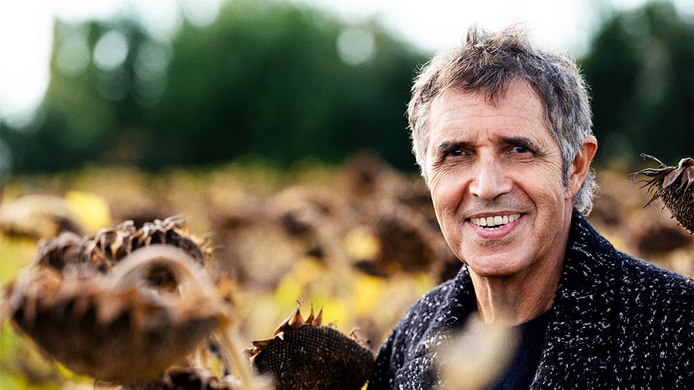 Julien Clerc sort « Une vie », son 28e album studio, vendredi 23 mai.