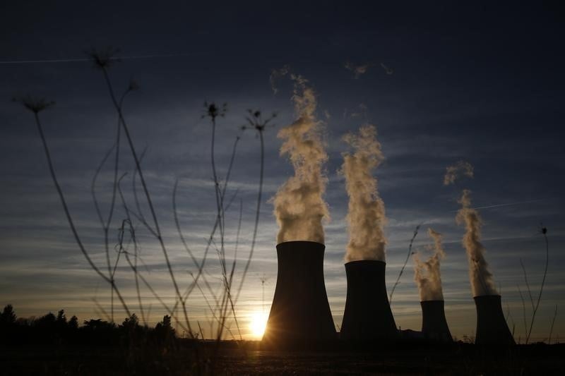 Macron promet des propositions sur edf et areva sous peu