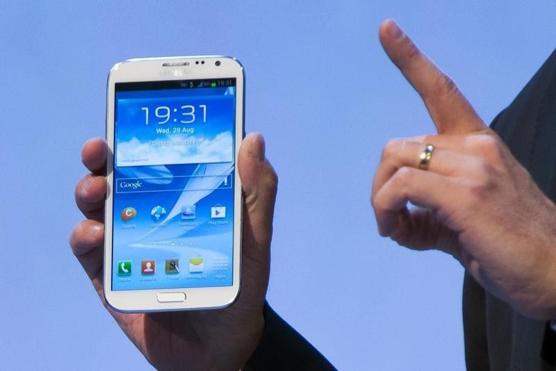 Un galaxy note 2 de samsung emet de la fumee dans un avion