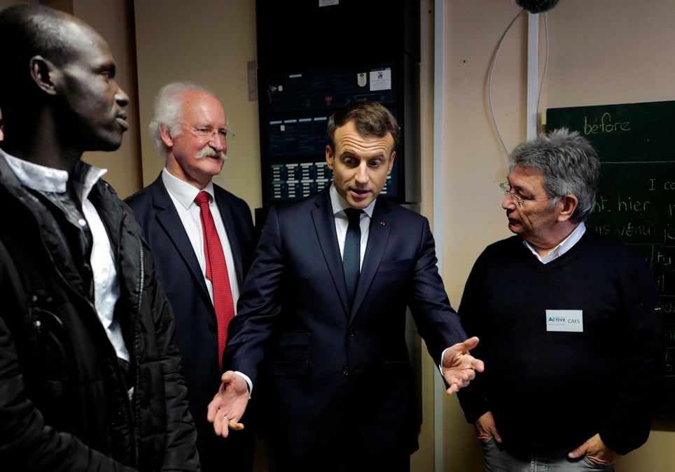 A calais, macron defend sa politique migratoire et les forces de l'ordre