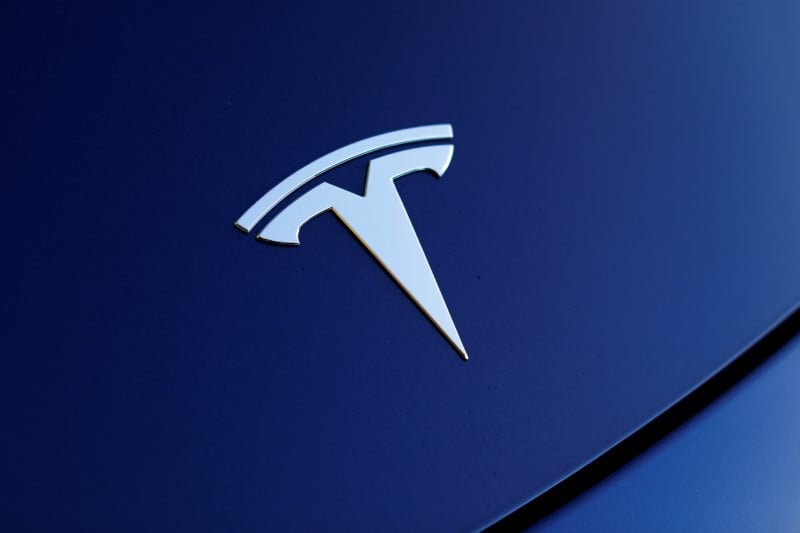 La demande d'eventuels rabais retroactifs fait chuter tesla en bourse