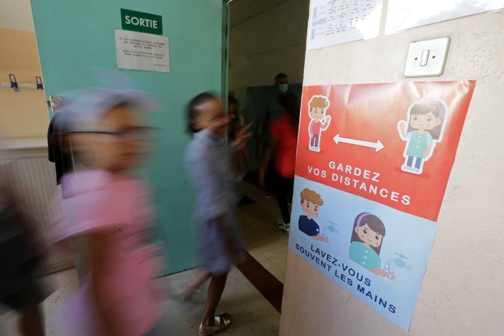 France: les ecoles restent ouvertes, protocole sanitaire renforce