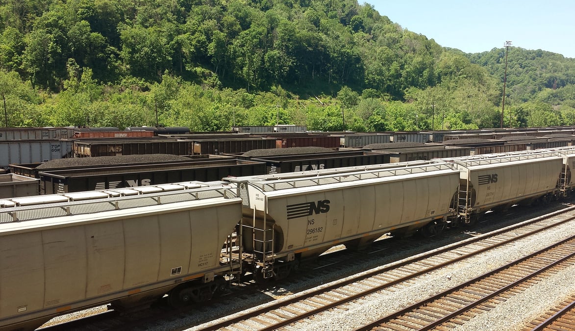 Photo d'archives de trains de marchandises pres de pike country, kentucky, aux etats-unis