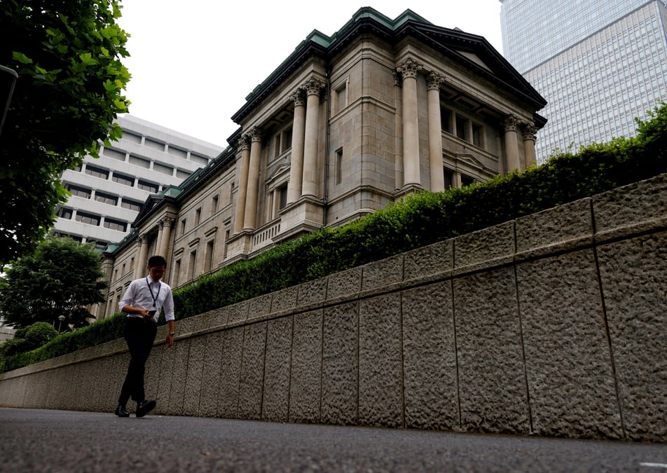 Un homme passe devant le siege de la banque du japon (boj) a tokyo