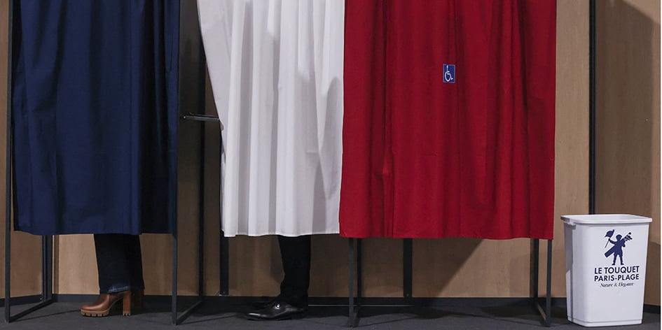 Brigitte et Emmanuel Macron dans l’isoloir au Touquet, le 9 juin.